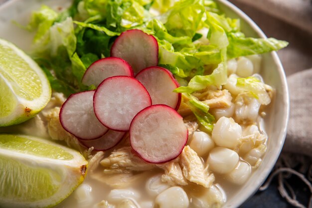 Vista dall'alto sull'appetitosa ciotola di pozole