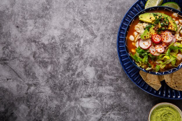 Vista dall'alto sull'appetitosa ciotola di pozole