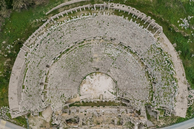 Vista dall'alto sulla destinazione turistica Perge Tiyatrosu, Antalya, Turchia