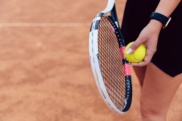 Vista dall&#39;alto sulla donna si prepara a servire durante la partita sul campo da tennis.