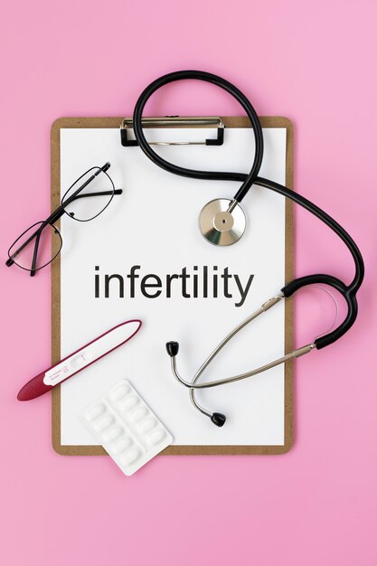 Vista dall'alto sulla parola di infertilità scritta su carta