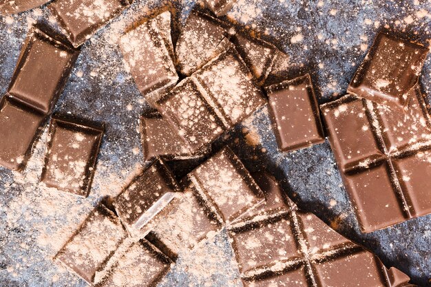 Vista dall&#39;alto tavolette di cioccolato fondente ricoperte di cacao