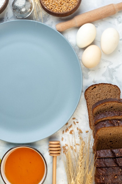 Vista dall'alto tavolo per la colazione uova gelatina pane scuro su sfondo bianco pasta per la colazione torta cuocere il forno tè del mattino uovo