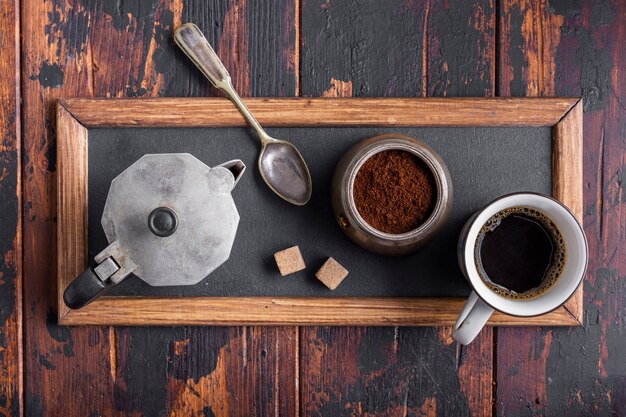 Vista dall'alto tazza di caffè biologico sul tavolo