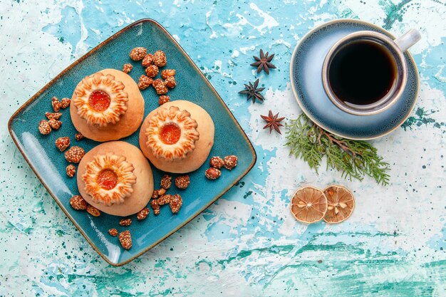 Vista dall'alto tazza di caffè con biscotti su sfondo azzurro biscotto biscotto dolce zucchero colore