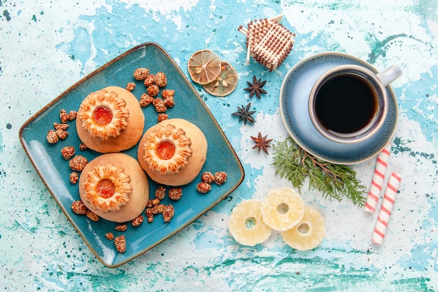 Vista dall'alto tazza di caffè con biscotti sul colore azzurro scrivania biscotto biscotto zucchero dolce