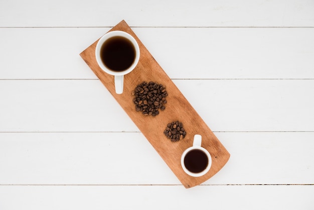 Vista dall&#39;alto tazza di caffè con cereali