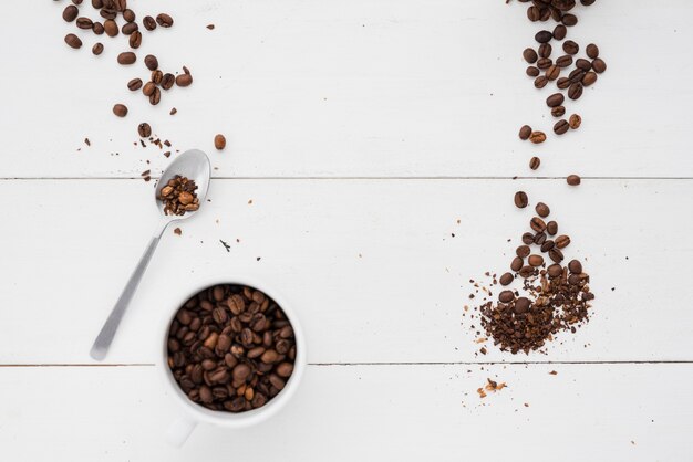 Vista dall&#39;alto tazza di caffè con cereali