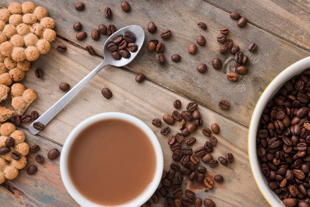 Vista dall&#39;alto tazza di caffè con cereali