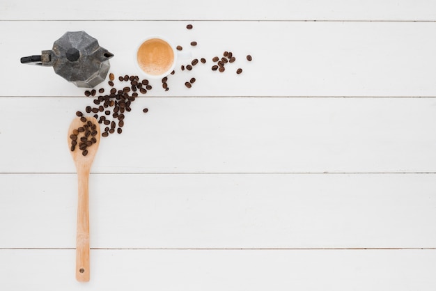 Vista dall&#39;alto tazza di caffè con cucchiaio e cereali