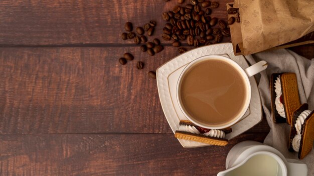 Vista dall'alto tazza di caffè con dolci