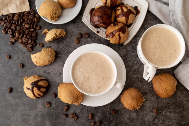 Vista dall'alto tazza di caffè con dolci