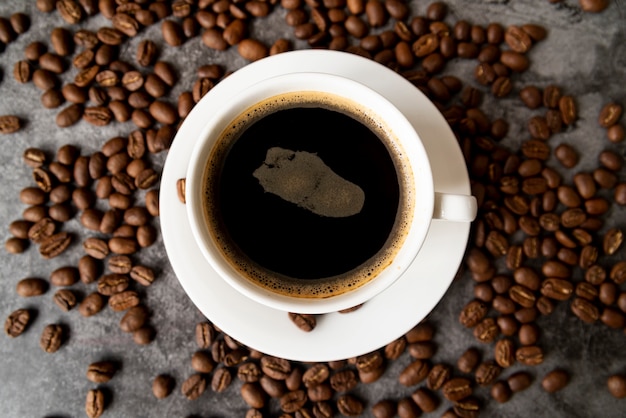 Vista dall'alto tazza di caffè con fagioli arrostiti