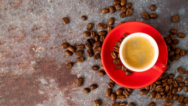 Vista dall'alto tazza di caffè con fagioli arrostiti