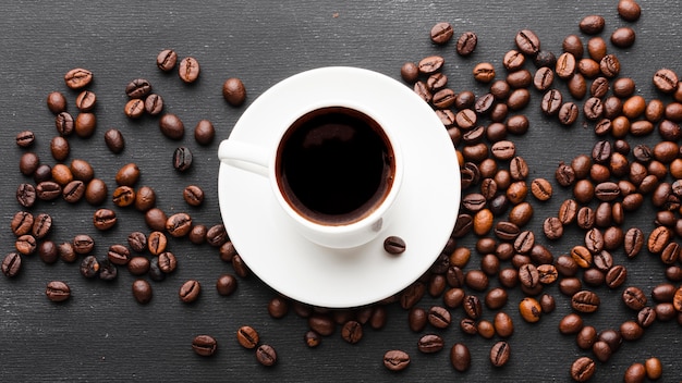 Vista dall'alto tazza di caffè con fagioli