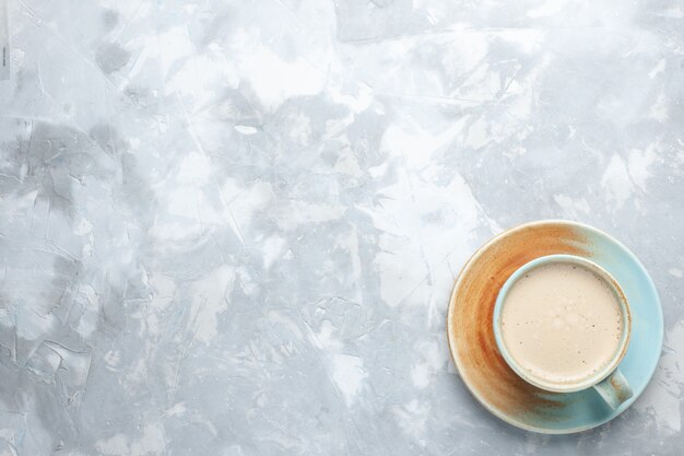 Vista dall'alto tazza di caffè con latte all'interno della tazza su sfondo bianco bere caffè latte scrivania colore