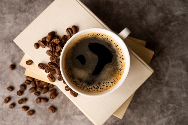 Vista dall'alto tazza di caffè con libri