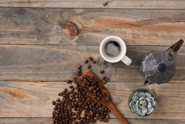 Vista dall&#39;alto tazza di caffè con macchina per il caffè