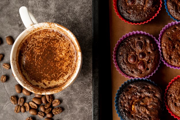 Vista dall'alto tazza di caffè con muffin