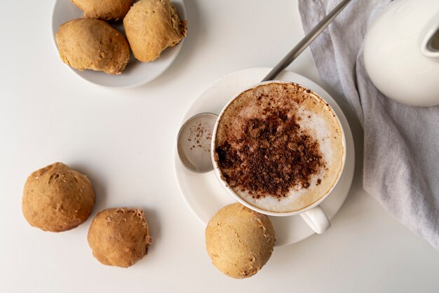 Vista dall'alto tazza di caffè e dolci