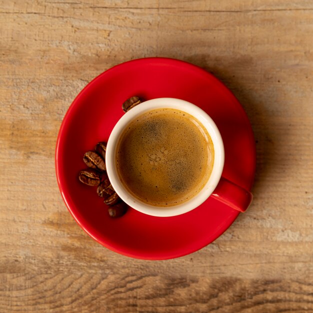 Vista dall'alto tazza di latte caffè con fagioli arrostiti