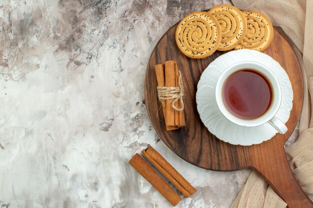 Vista dall'alto tazza di tè con biscotti dolci sullo sfondo chiaro colore cerimonia torta zucchero pausa biscotto caffè