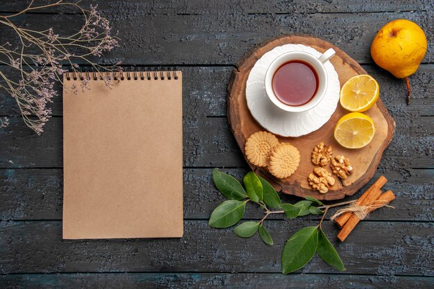 Vista dall'alto tazza di tè con biscotti e frutta, zucchero di biscotti dolci