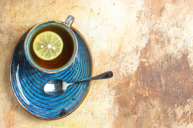 Vista dall'alto tazza di tè con fetta di limone sullo sfondo marrone