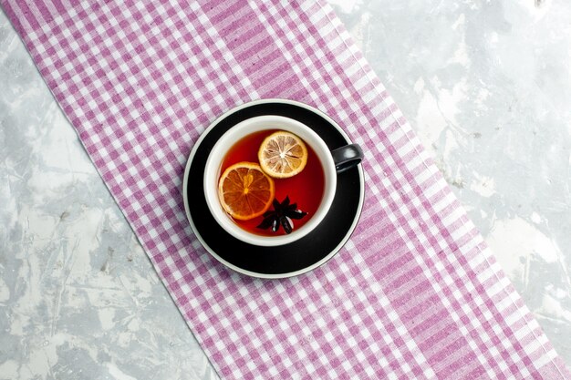 Vista dall'alto tazza di tè con fette di limone sulla parete bianca bere tazza da tè
