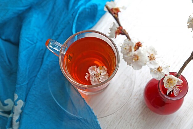 Vista dall'alto tazza di tè con fiori in un vaso