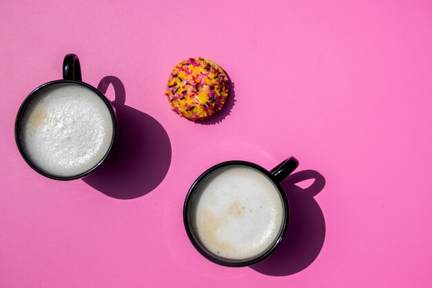 Vista dall&#39;alto tazze di caffè con cookie