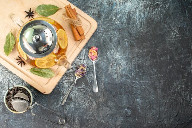 Vista dall'alto tè al limone in bollitore su sfondo grigio cibo mattina frutta colazione foto cerimonia colore sapore fiore