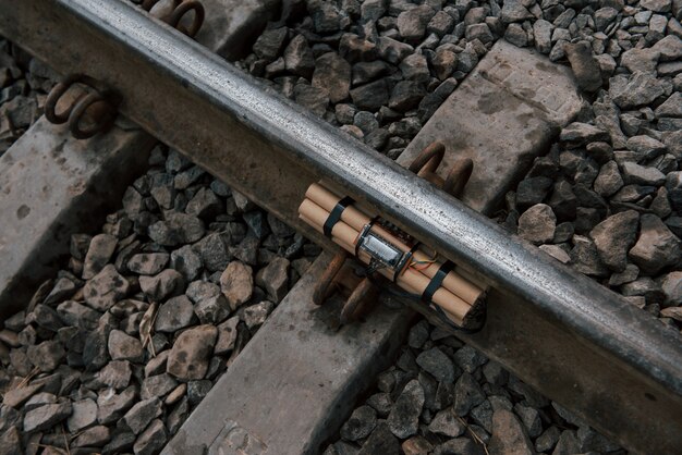 Vista dall'alto. Timebomb sulla ferrovia durante il giorno all'aperto. Concezione di terrorismo e pericolo