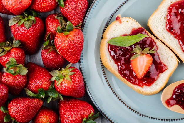 Vista dall'alto toast alla fragola pane bianco con marmellata di fragole e min in cima