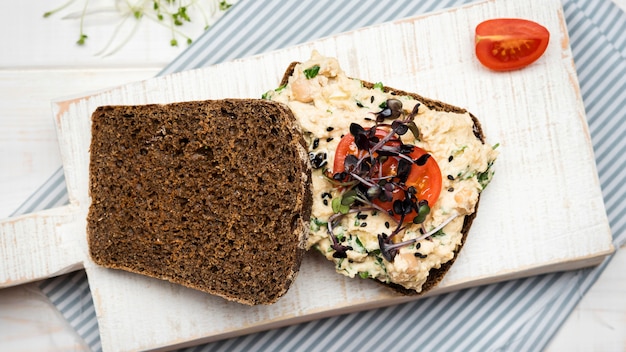 Vista dall'alto toast con verdure e pasta