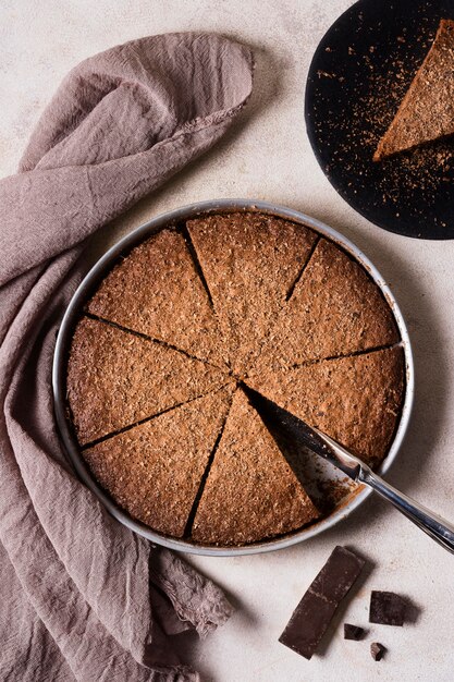 Vista dall'alto torta al cioccolato pronta per essere servita