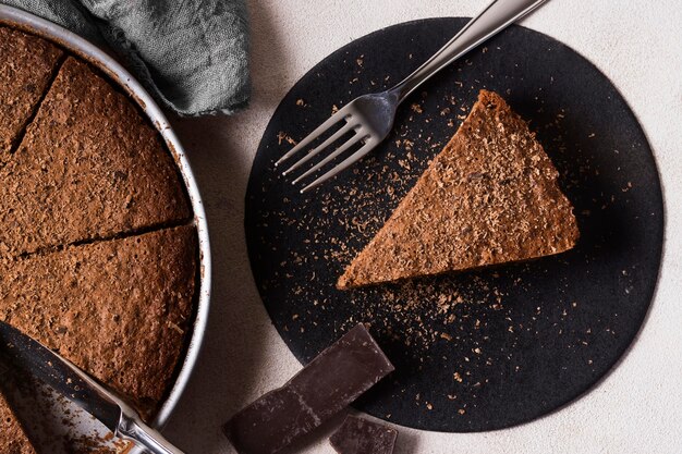 Vista dall'alto torta al cioccolato pronta per essere servita