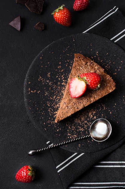 Vista dall'alto torta al cioccolato pronta per essere servita