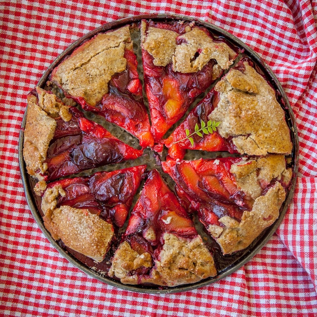 Vista dall'alto torta di fragole con straccio a quadretti in teglia da forno