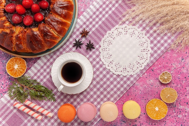 Vista dall'alto torta di fragole torta di zucchero in polvere sul rosa