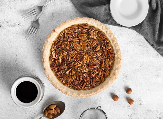 Vista dall'alto torta di noci pecan fatta in casa sul tavolo