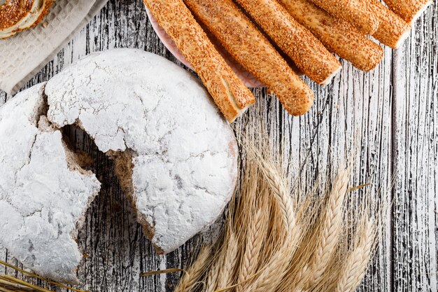 Vista dall'alto torta divisa a metà con bagel, orzo su superficie di legno. orizzontale