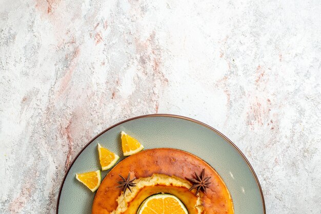 Vista dall'alto torta squisita delizioso dessert per il tè con fette d'arancia su sfondo bianco torta di frutta torta biscotto tè dolce dessert