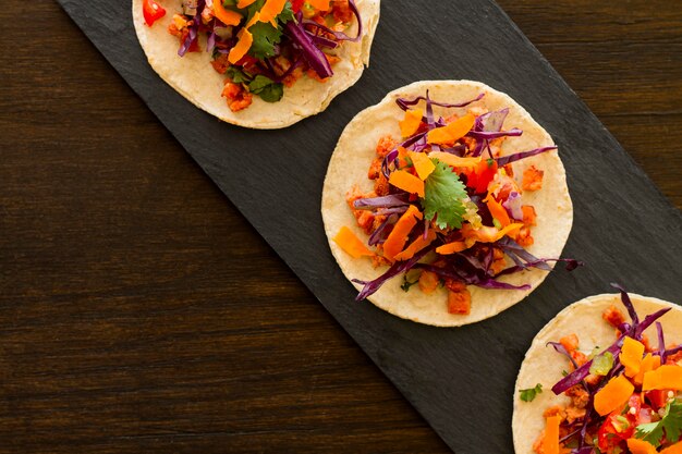 Vista dall'alto tortilla con verdure e carne