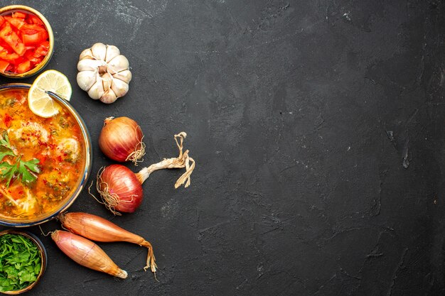 Vista dall'alto una deliziosa zuppa di carne con verdure a fette sullo spazio grigio