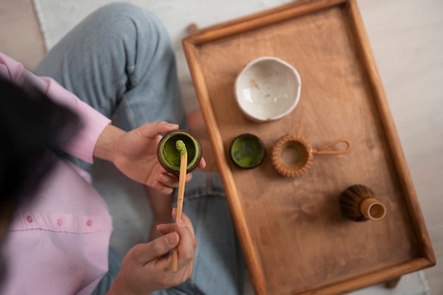 Vista dall'alto uomo con tè matcha