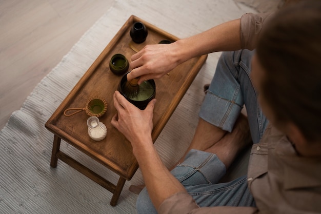 Vista dall'alto uomo con tè matcha