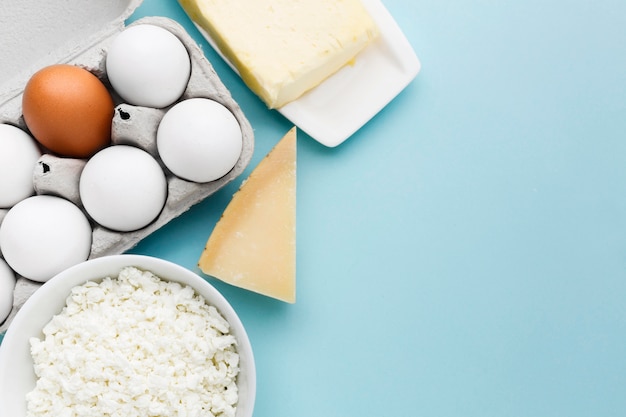 Vista dall'alto uova biologiche con ricotta