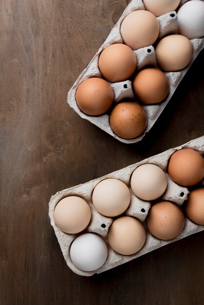 Vista dall'alto uova di gallina fresche