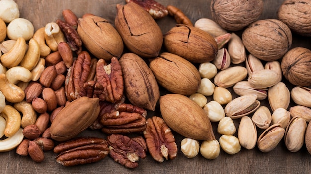 Vista dall'alto vari sfondo di snack di noci organiche